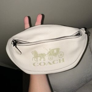 Sleek Off-White Crossbody Bag with Adjustable Strap and Compact Design